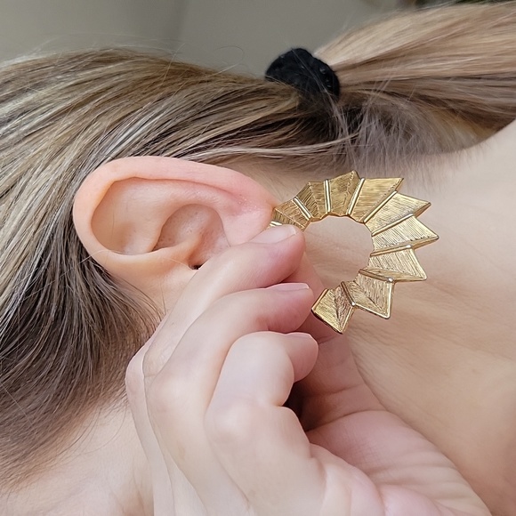 Vintage gold 80s hoop earrings. Chevron style gold hoop style. Gold earrings. - Picture 2 of 6